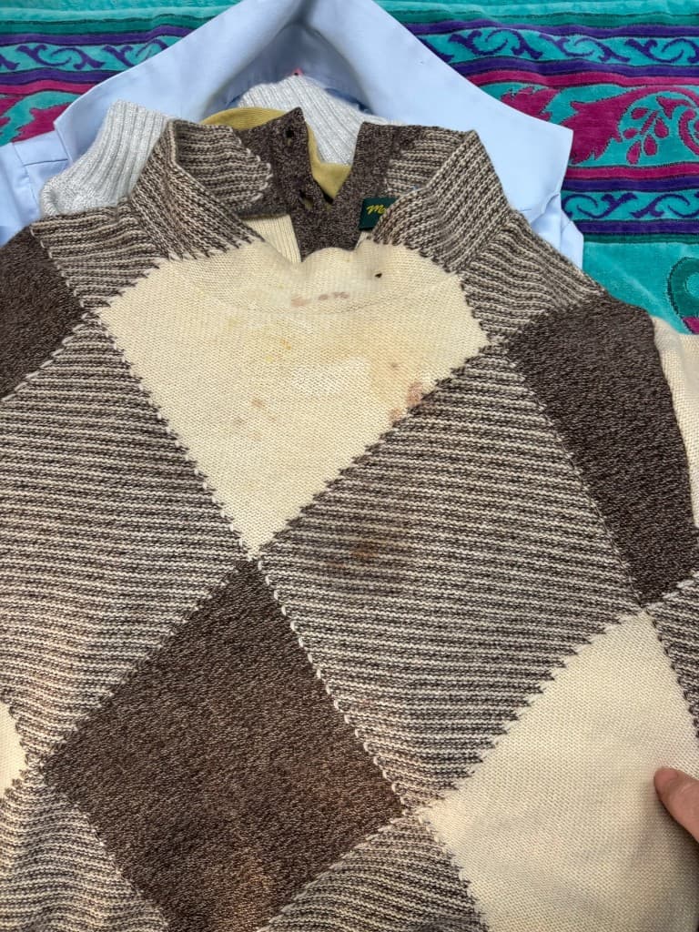 セーターのシミ抜き（洗浄前）