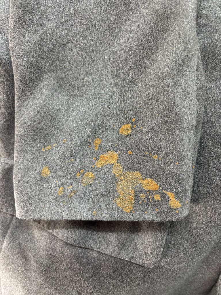 コートの袖口のシミ抜き（洗浄前）