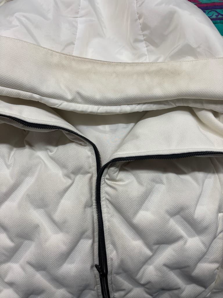 今シーズン襟元にたまった汚れのシミ抜き（洗浄前）